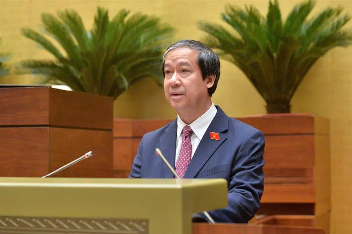 Bộ trưởng Bộ GDĐT Nguyễn Kim Sơn đọc Tờ trình Dự thảo Nghị quyết của Quốc hội về phổ cập giáo dục mầm non cho trẻ em mẫu giáo từ 3 đến 5 tuổi