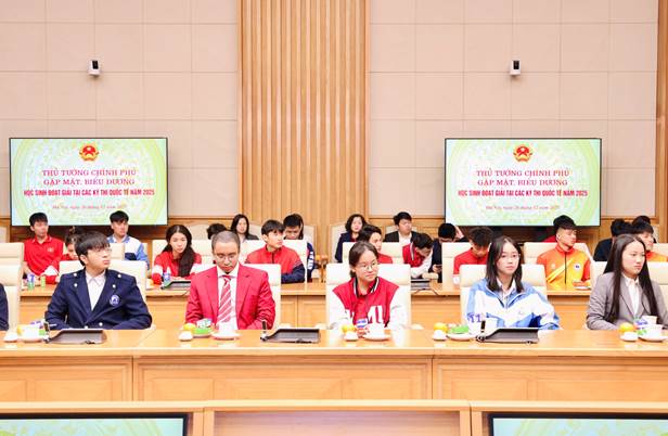 A group of people in a lecture hall Description automatically generated