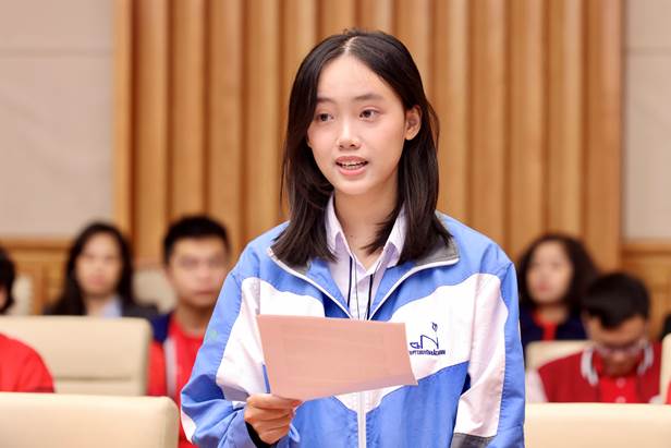 A person holding a piece of paper Description automatically generated