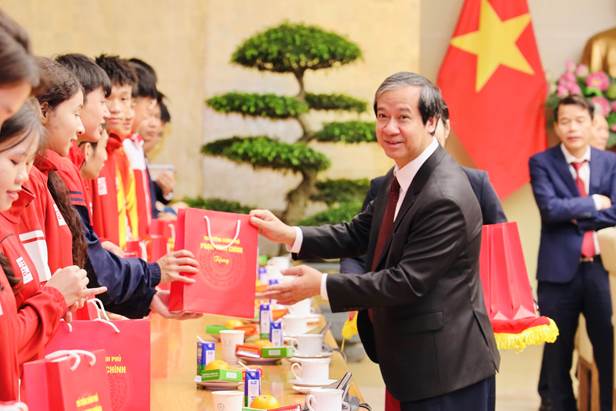 A person handing a bag to a group of people Description automatically generated